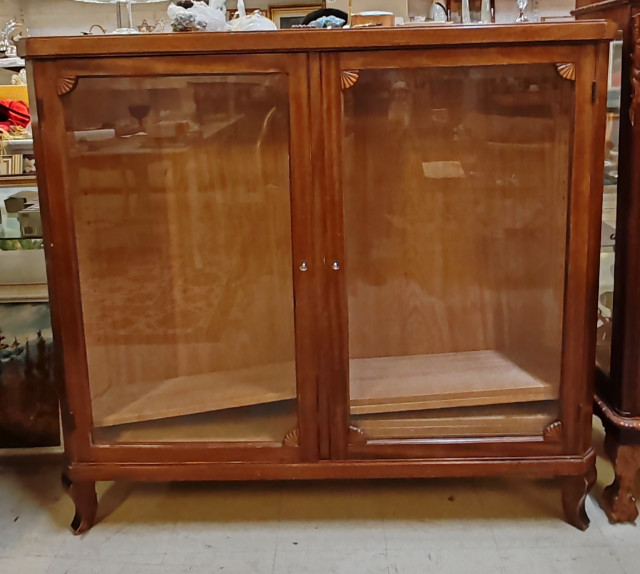 Lasivitriini kaappi. Korkeus 116cm leveys 126cm ja syvyys 31cm