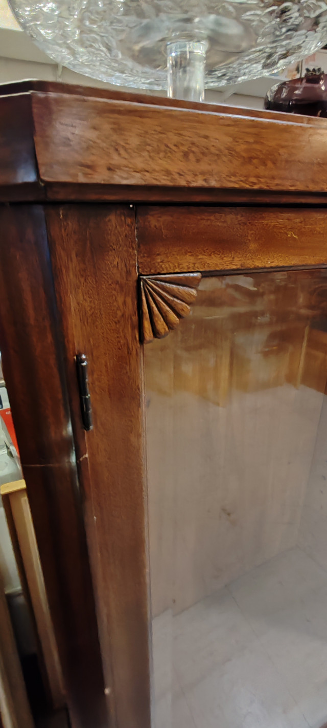 Lasivitriini kaappi. Korkeus 116cm leveys 126cm ja syvyys 31cm