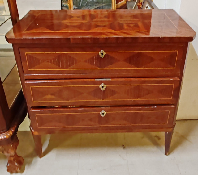 Lipasto. Korkeus 69cm leveys 73cm ja syvyys 37cm