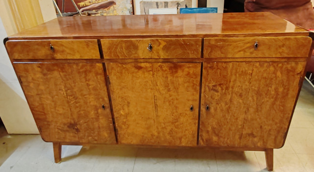 Senkki. Korkeus 81cm leveys 135cm ja syvyys 47 cm