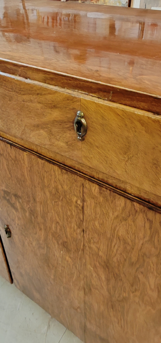 Senkki. Korkeus 81cm leveys 135cm ja syvyys 47 cm