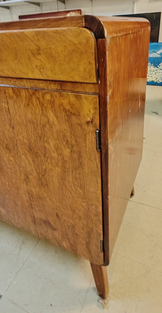 Senkki. Korkeus 81cm leveys 135cm ja syvyys 47 cm