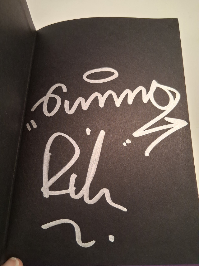 Kirja tekijöiden nimikirjoituksilla