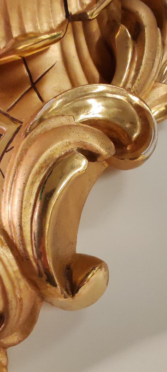 Emil N. Stockholm -seinäkello, jossa on lehtikultaus koristeissa. Korkeus 53cm ja leveys 29cm