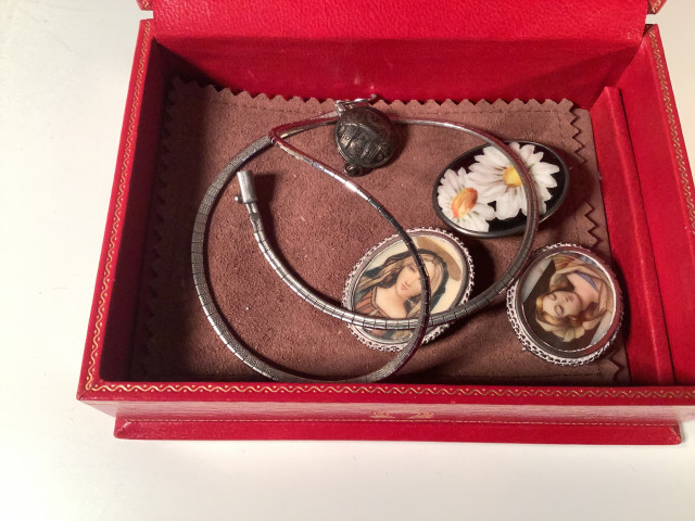 Hopeaketju ja koruja