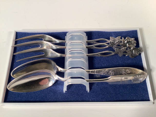 Kolme haarukkaa ja 2 lusikkaa, hopeaa