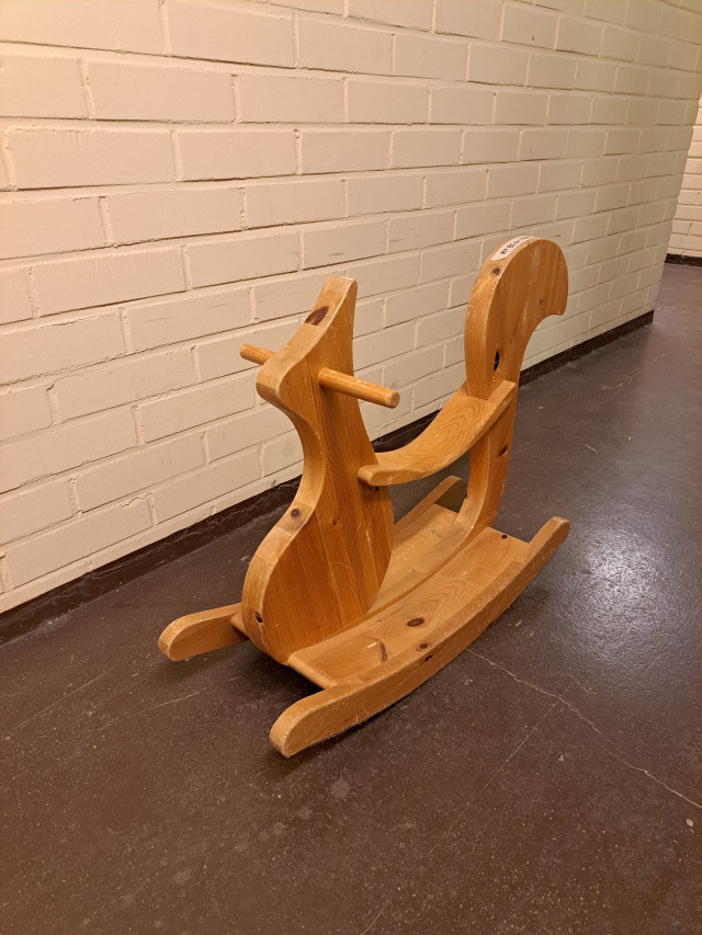 Vanha lasten keinuhevonen KOP