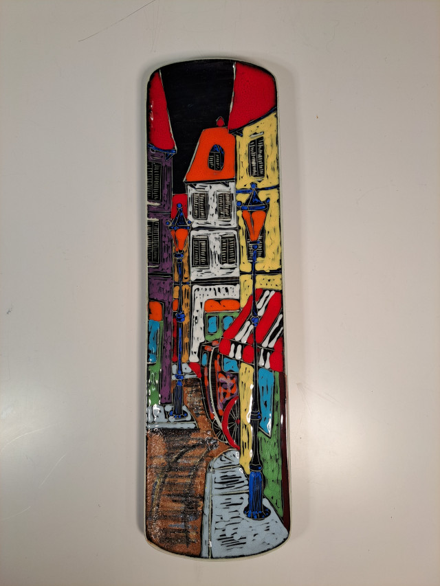 Keraaminen taidelautanen signeerauksella