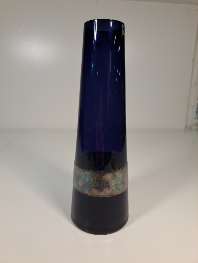 Nuutajärven maljakko hopearenkaalla