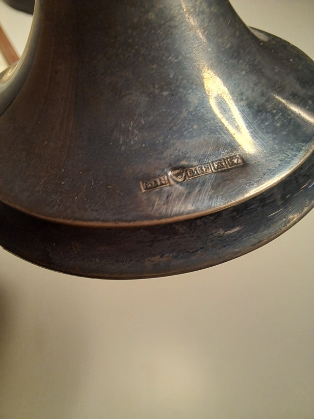 Kristallimaljakko hopea jalalla