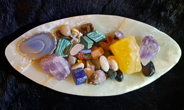 Alabasterikulho ja eri kivilajit