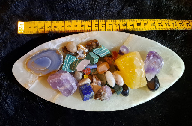 Alabasterikulho ja eri kivilajit