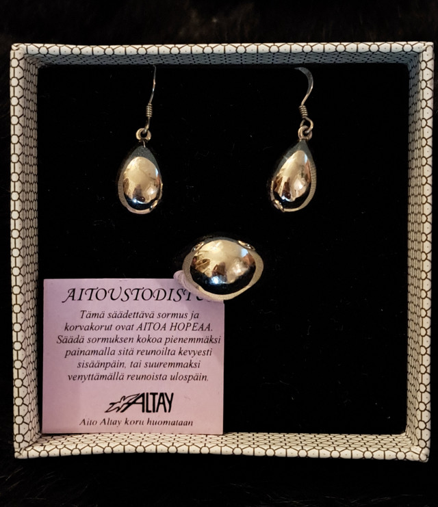 Korvakorut ja säädettävä sormus hopeaa