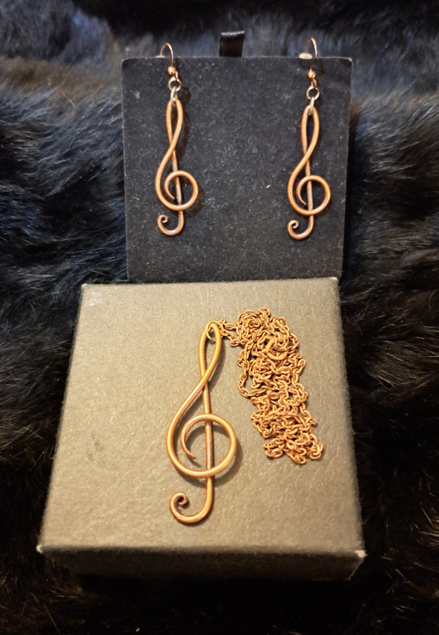 Korvakorut ja kaulakoru kuparia