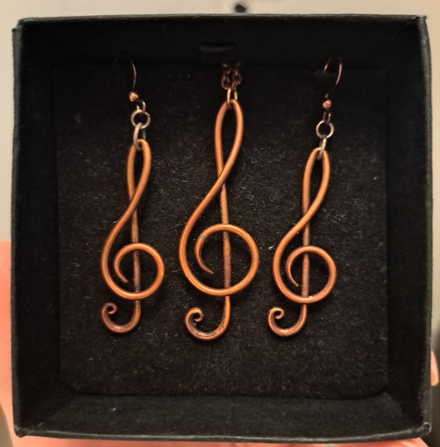 Korvakorut ja kaulakoru kuparia