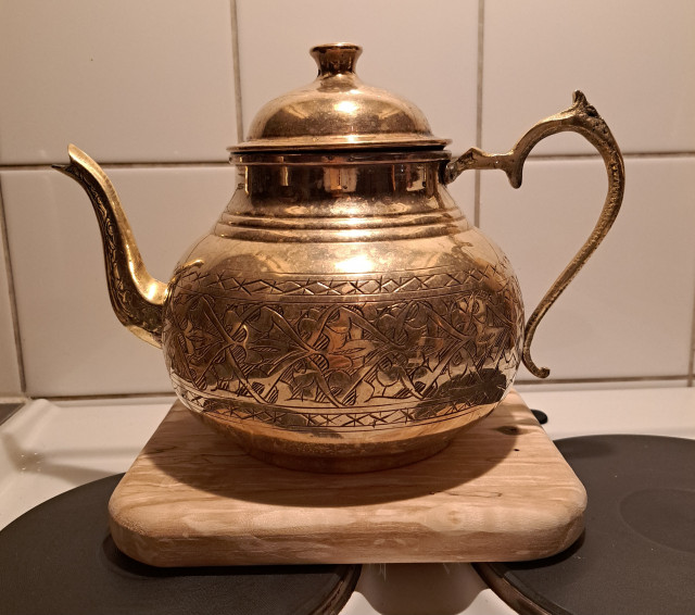 Teekannu messinkiä korkeus 19cm
