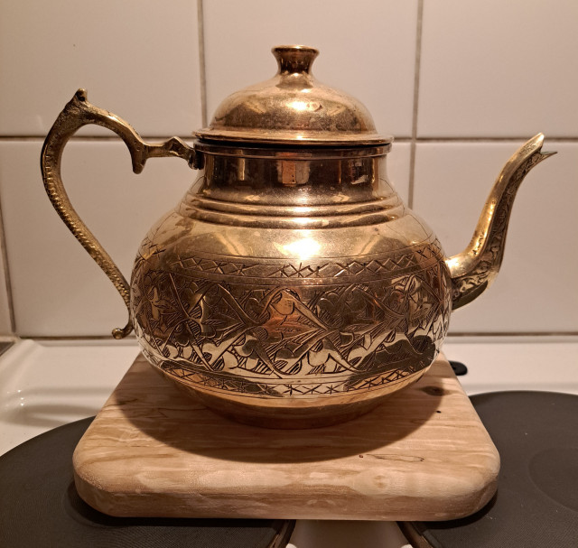 Teekannu messinkiä korkeus 19cm