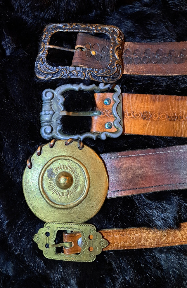 Vanhoja nahkavöitä upeilla soljilla