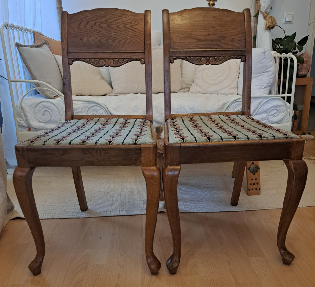 Kaksi antiikkituolia