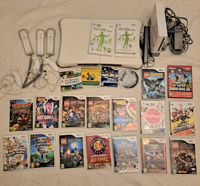 Erittäin kattava pelipaketti Nintendo Wii konsoli+3 ohjainta+pelit