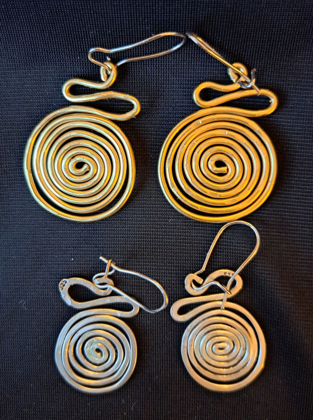 Korvakorut toiset messinkiä, toiset hopeaa