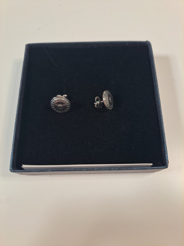 Kalevalakoru nappikorvikset hopeaa, Sydämellä