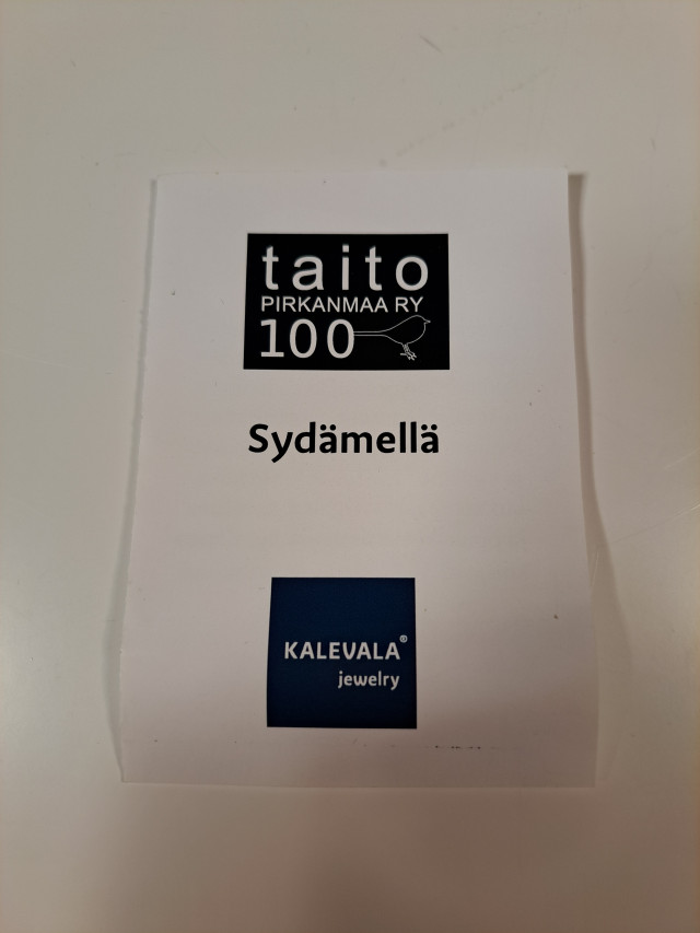 Kalevalakoru nappikorvikset hopeaa, Sydämellä