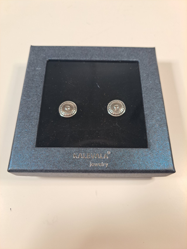 Kalevalakoru nappikorvikset hopeaa, Sydämellä