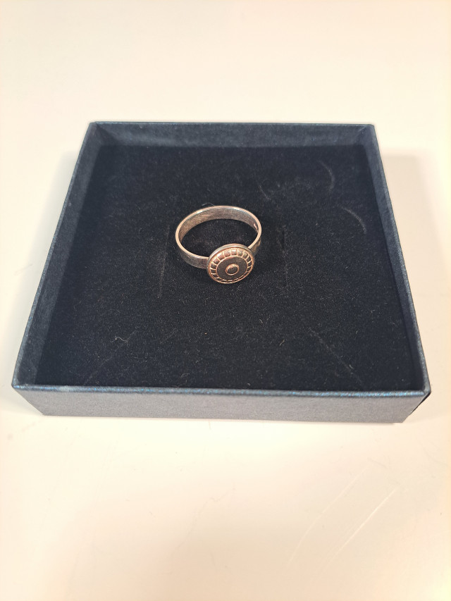 Kalevalakoru säädettävä sormus hopeaa, sydämellä