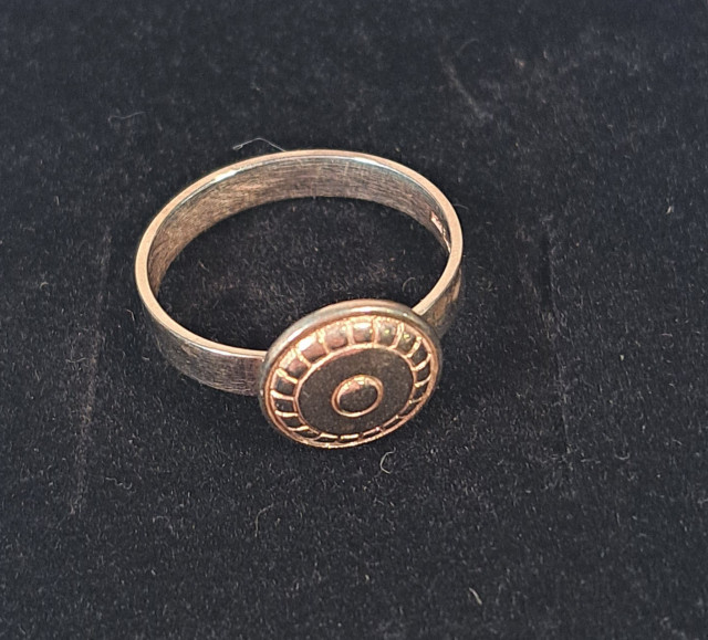 Kalevalakoru säädettävä sormus hopeaa, sydämellä