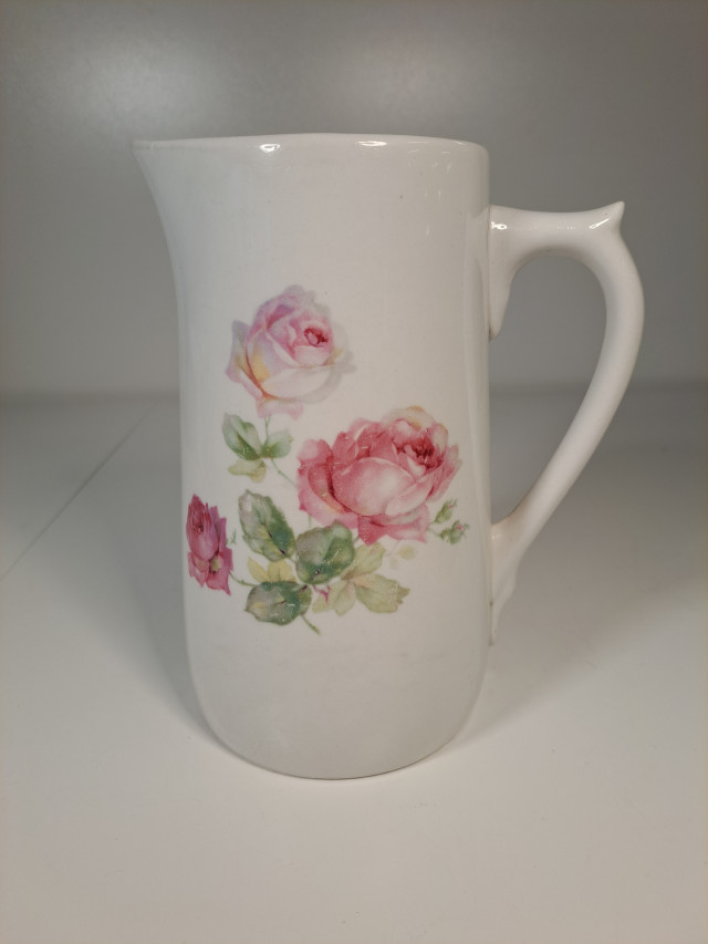 Vanha Arabian ruusukannu