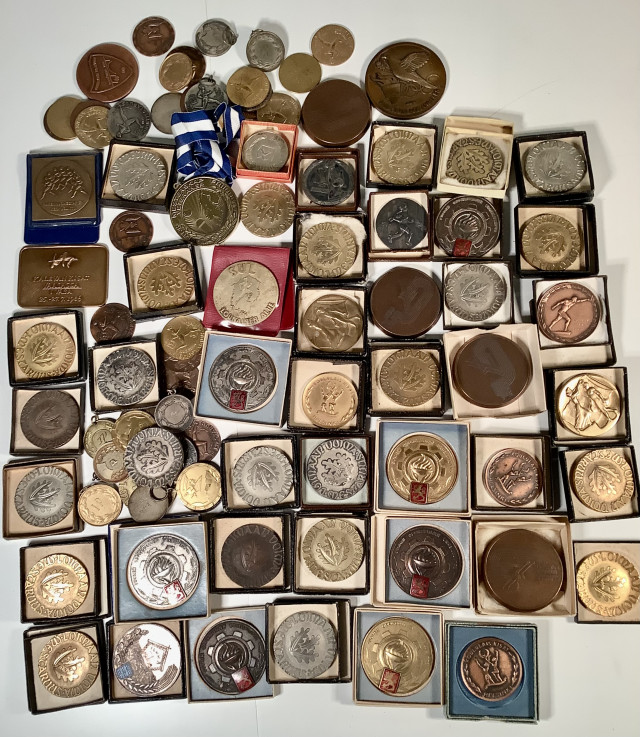 Erilaisia pöytämitaleita 3,3 kg