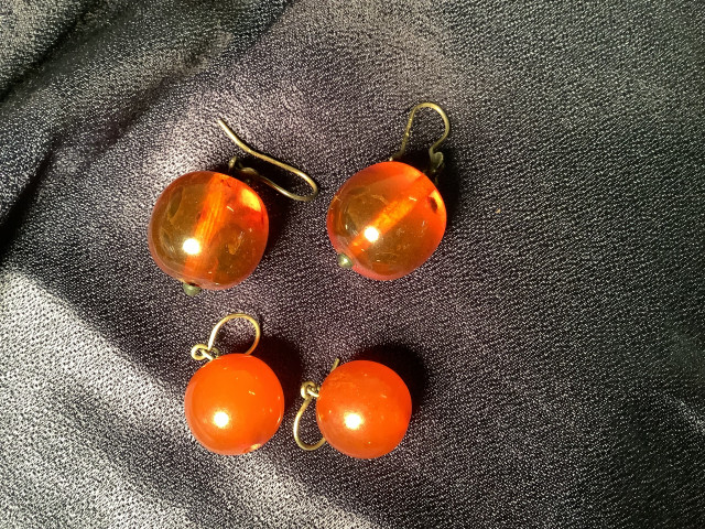 Korvakorut, meripihkaa