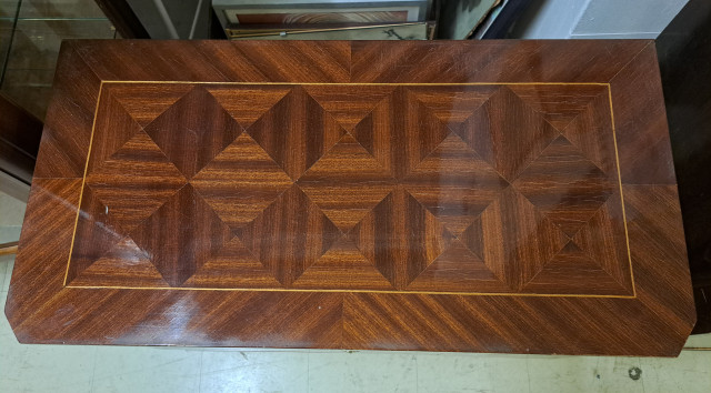 Pieni lipasto intarsia yksityiskohdilla