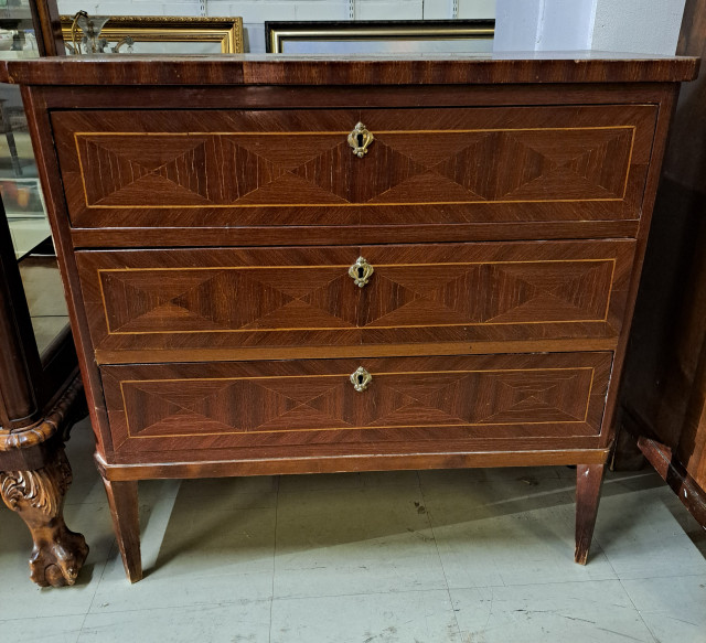 Pieni lipasto intarsia yksityiskohdilla