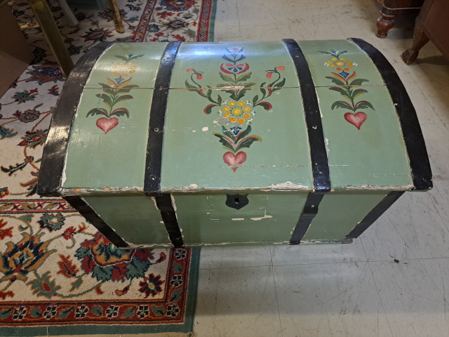 Vanha maalattu arkku