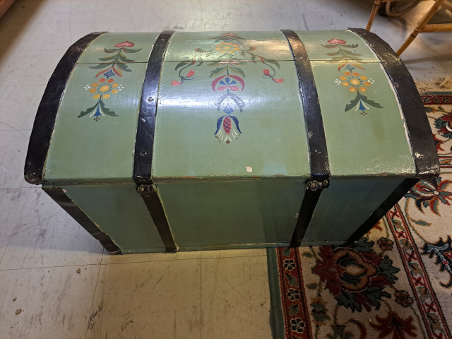 Vanha maalattu arkku