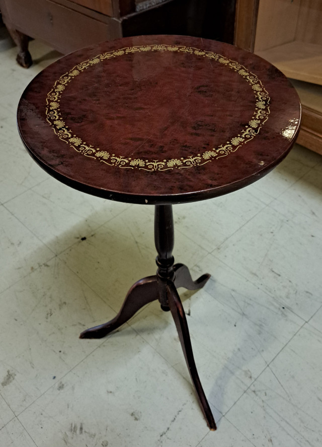 Pieni kevyt sivupöytä/kukkapöytä