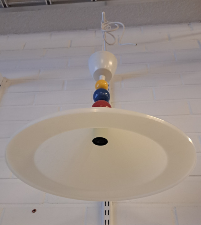 Valaisin värikkäillä puupallokoristeilla