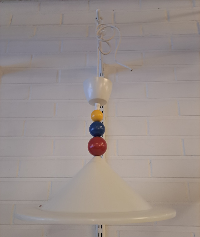 Valaisin värikkäillä puupallokoristeilla