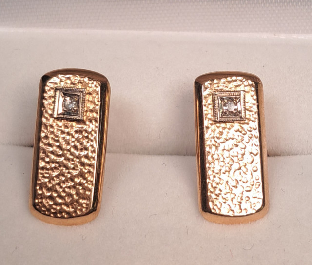 Kultaiset kalvosinnapit