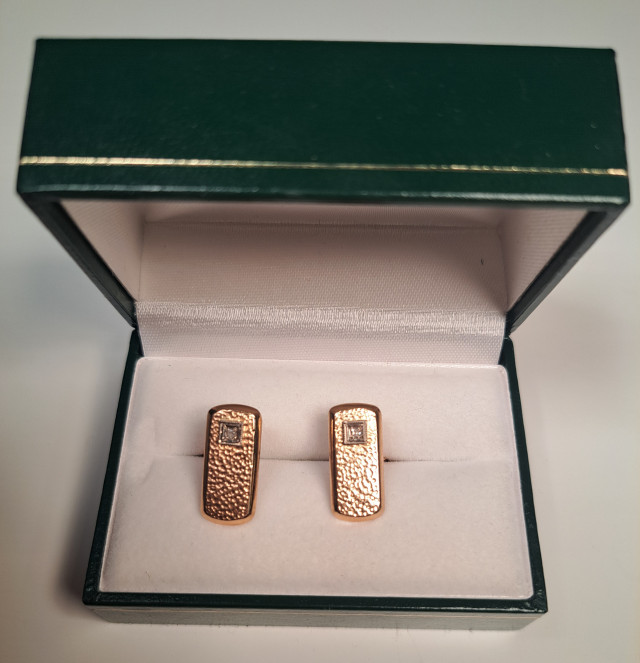 Kultaiset kalvosinnapit