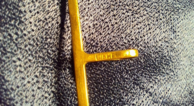 Kullattu hopeinen kravattineula