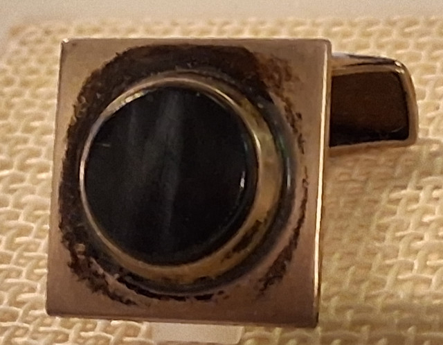 Hopeiset kivi kalvosinnapit