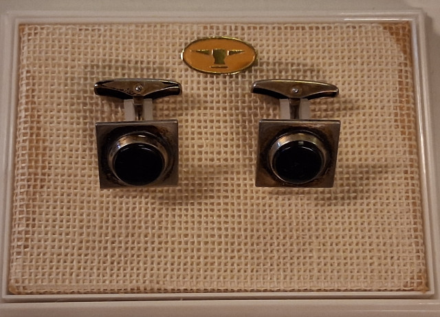 Hopeiset kivi kalvosinnapit