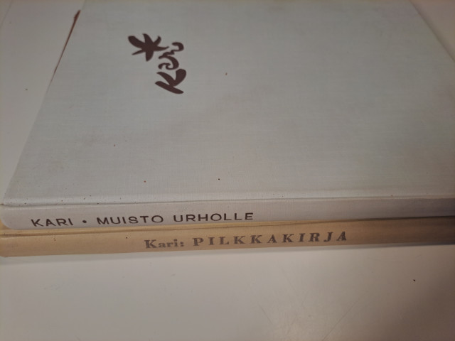 KARI Muisto Urholle+Pilkkakirja