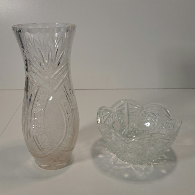 Kristalli maljakko ja -astia