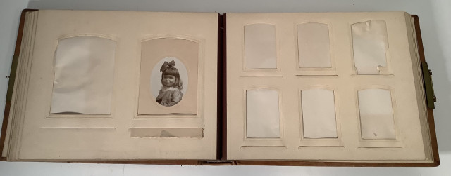 Vanha valokuva-albumi