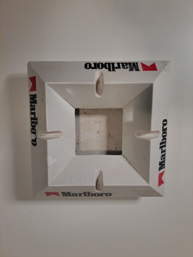 Keräilyesine tuhkakuppi Marlboro