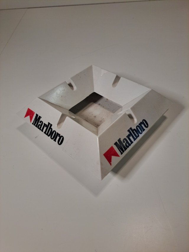 Keräilyesine tuhkakuppi Marlboro